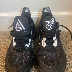 BIG KIDS’ NIKE GIANNIS IMMORTALITY 2 BASKETBALL SHOES
size 3.5